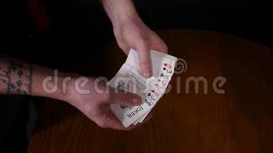 魔术师手`表演纸牌魔术，在黑色<strong>背景</strong>下制作<strong>扇形</strong>纸牌